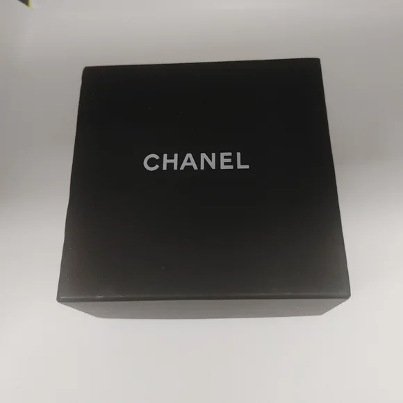 Chanel black lucite pearl bracelet - Picture 3 of 11